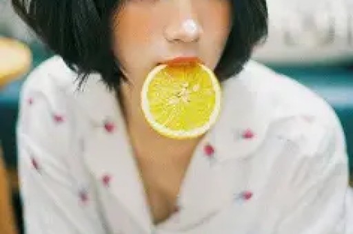 热搜上顶流男明星的八卦好无聊。